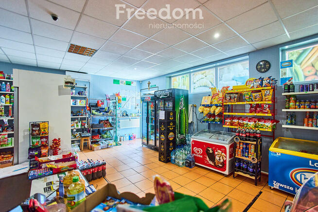 Sklep spożywczy przy głównej drodze w Rozkoszówce.