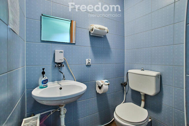 Sklep spożywczy przy głównej drodze w Rozkoszówce.