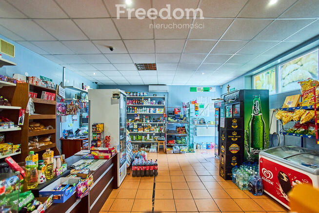 Sklep spożywczy przy głównej drodze w Rozkoszówce.