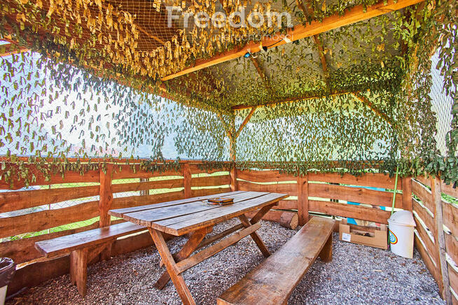 Sklep spożywczy przy głównej drodze w Rozkoszówce.