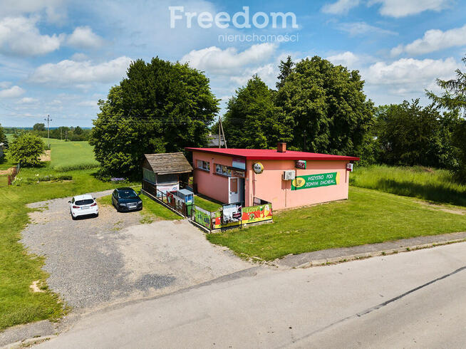 Sklep spożywczy przy głównej drodze w Rozkoszówce.