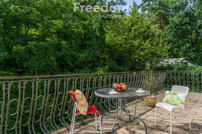 Dom z bezpośrednim widokiem na las w Wesołej