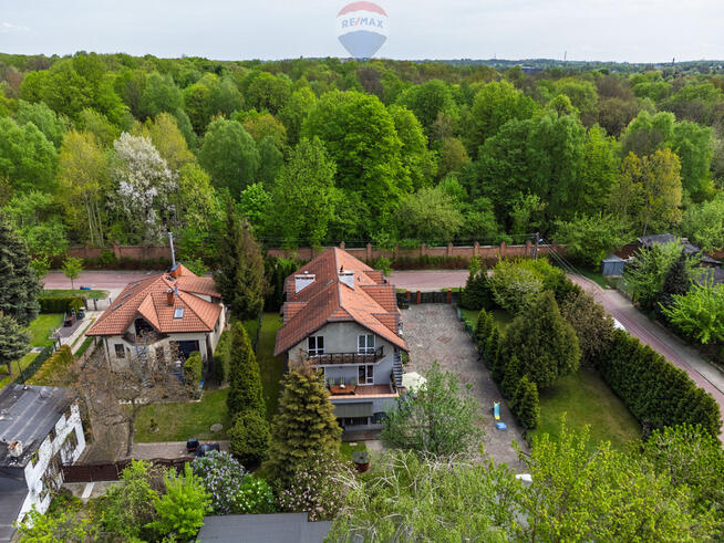 Dom pośród zieleni.
