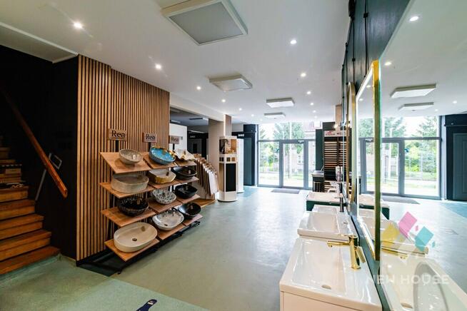 Obiekt handlowo-usługowy, przy głównej drodze