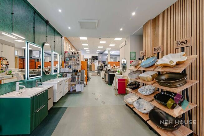 Obiekt handlowo-usługowy, przy głównej drodze