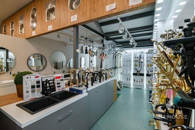 Obiekt handlowo-usługowy, przy głównej drodze