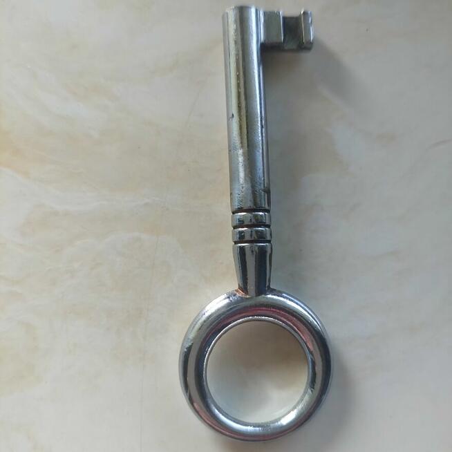 Poszukuję klucza do szafy