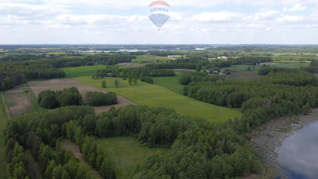 Działka z linią brzegową jeziora Hołny