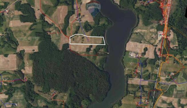 Działka z linią brzegową jeziora Hołny