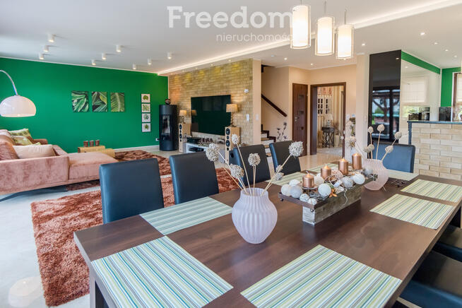 Dom z basenem na nowoczesnym nowym osiedlu