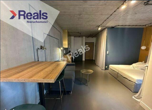 Nowoczesne studio z loggią przy stacji metra.