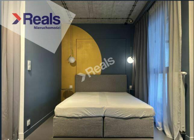 Nowoczesne studio z loggią przy stacji metra.