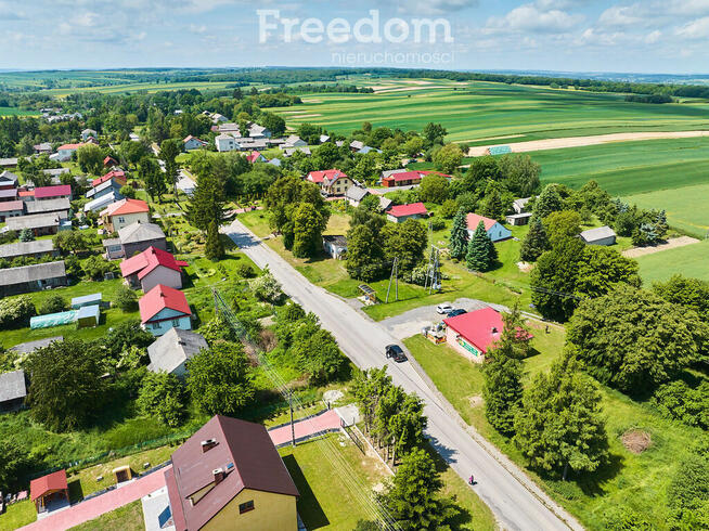 Sklep spożywczy przy głównej drodze w Rozkoszówce.