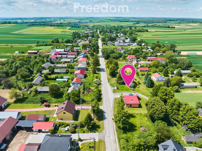 Sklep spożywczy przy głównej drodze w Rozkoszówce.