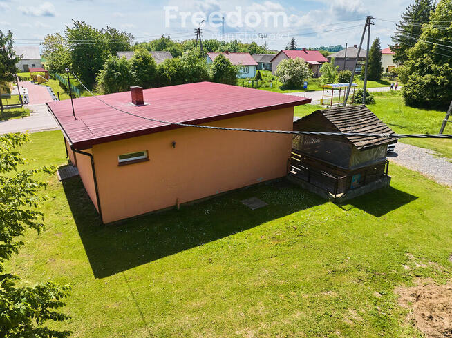 Sklep spożywczy przy głównej drodze w Rozkoszówce.