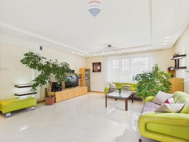 Duży dom wolnostojący z pięknym ogrodem w Łodzi