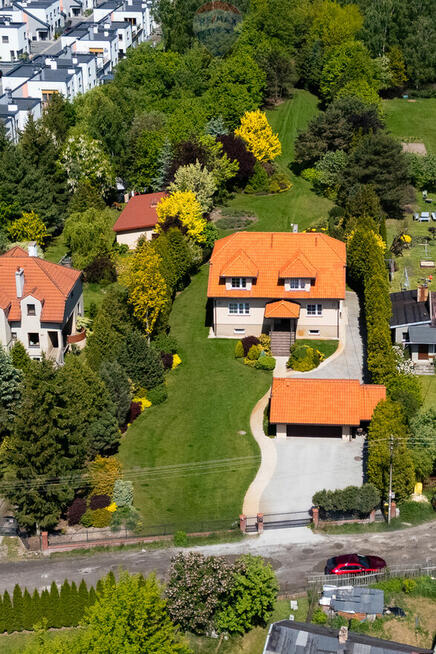 Duży dom wolnostojący z pięknym ogrodem w Łodzi