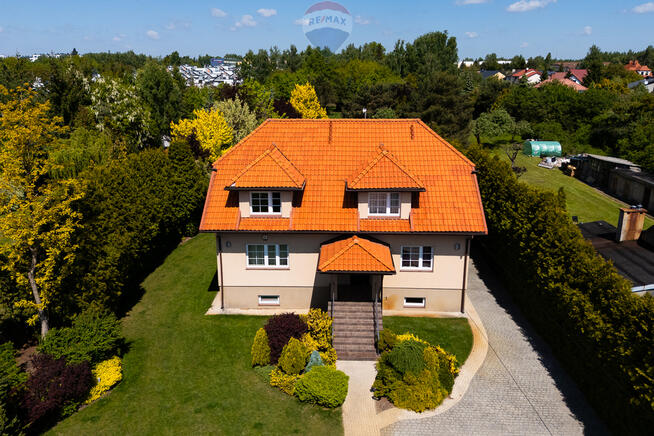 Duży dom wolnostojący z pięknym ogrodem w Łodzi
