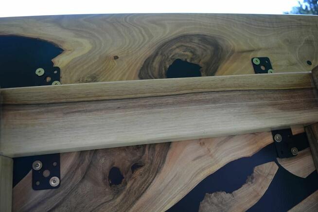 Stół z orzecha włoskiego z czarną żywicą epoksydową