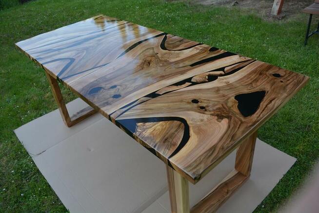 Stół z orzecha włoskiego z czarną żywicą epoksydową