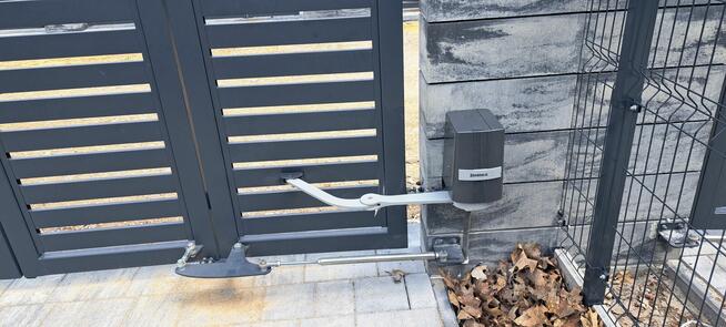 Montaż siłowników do bramy skrzydłowej