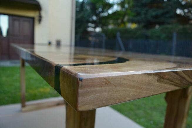 Stół z orzecha włoskiego z czarną żywicą epoksydową