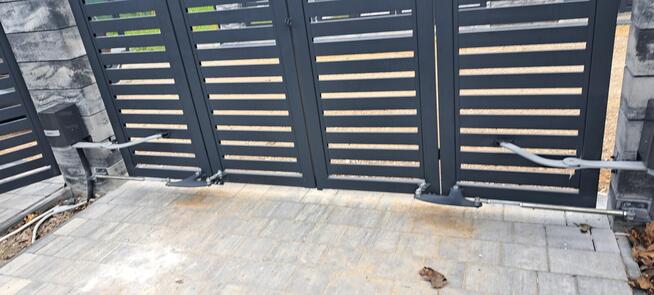 Montaż siłowników do bramy skrzydłowej