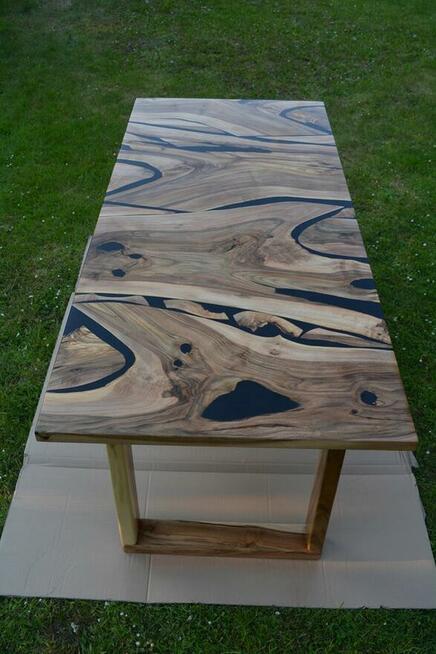 Stół z orzecha włoskiego z czarną żywicą epoksydową