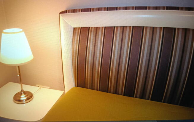 Łóżko z szafkami nocnymi