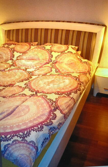 Łóżko z szafkami nocnymi