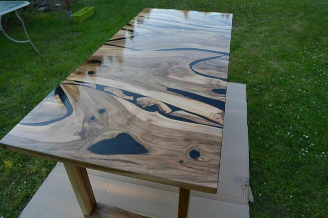 Stół z orzecha włoskiego z czarną żywicą epoksydową