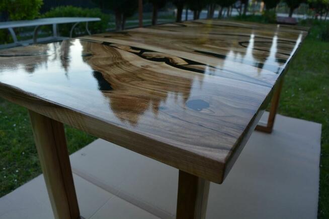 Stół z orzecha włoskiego z czarną żywicą epoksydową