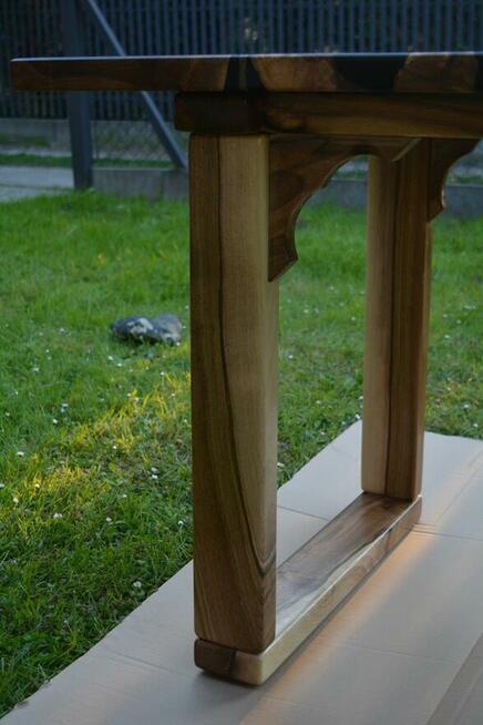 Stół z orzecha włoskiego z czarną żywicą epoksydową