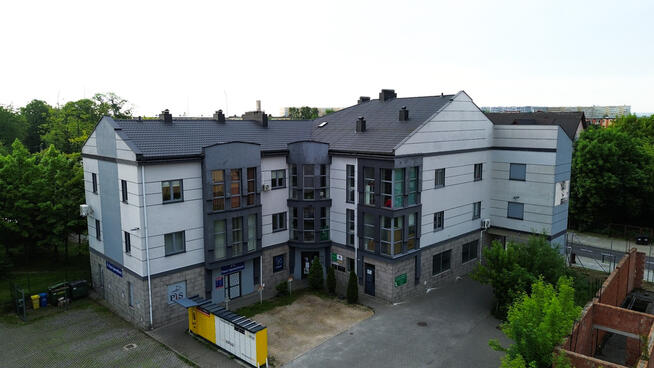 Budynek handlowo-usługowy w centrum z parkingiem