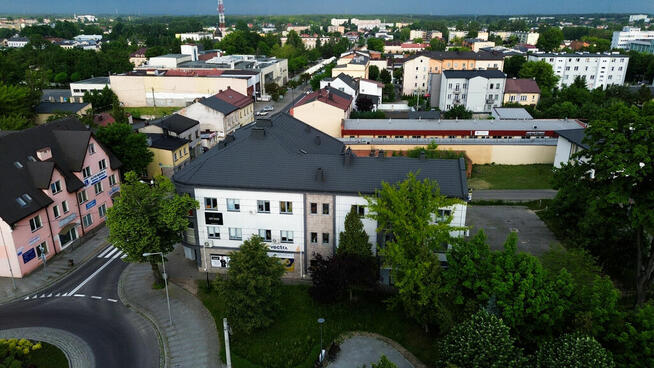 Budynek handlowo-usługowy w centrum z parkingiem