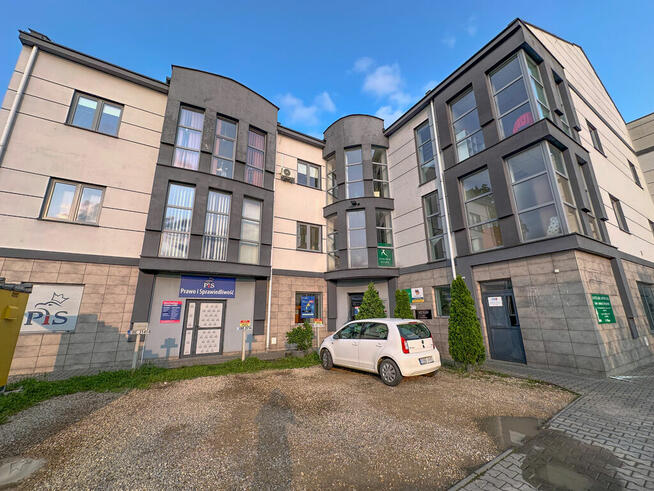 Budynek handlowo-usługowy w centrum z parkingiem