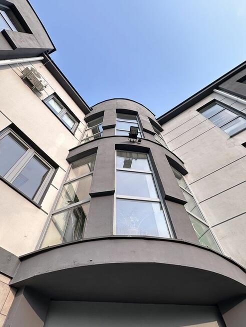 Budynek handlowo-usługowy w centrum z parkingiem