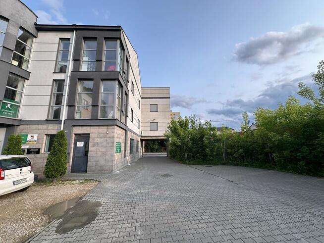 Budynek handlowo-usługowy w centrum z parkingiem