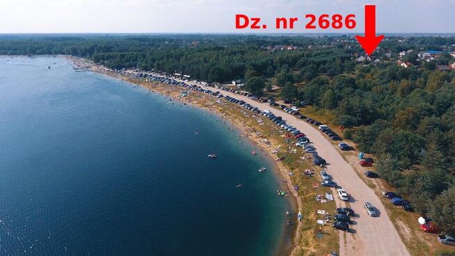 Dom  nad zalewem w Radłowie w otoczeniu zieleni