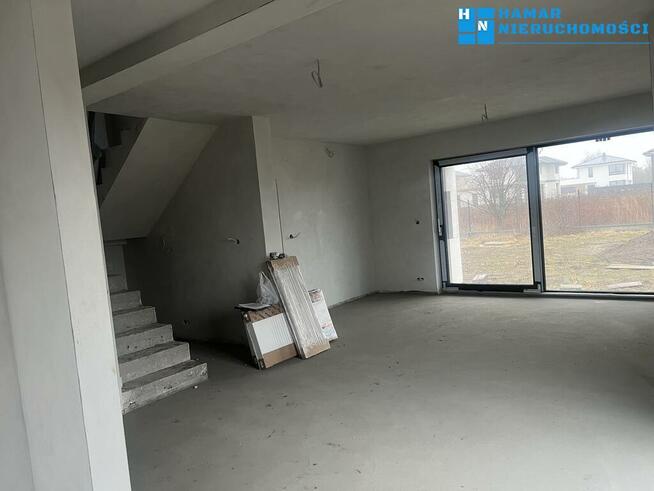 Przestrony bliźniak wśród nowej zabudowy