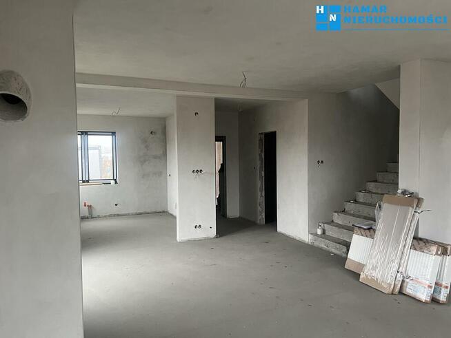 Przestrony bliźniak wśród nowej zabudowy