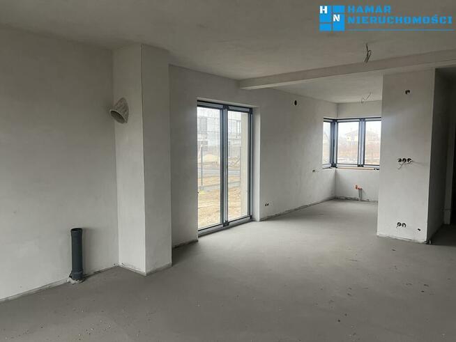 Przestrony bliźniak wśród nowej zabudowy