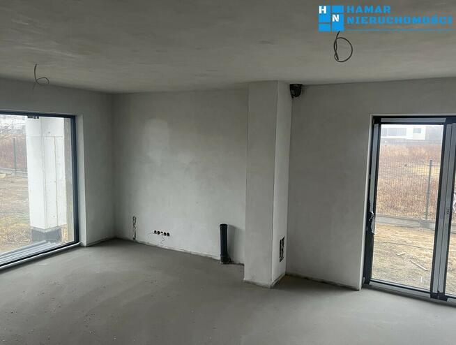 Przestrony bliźniak wśród nowej zabudowy