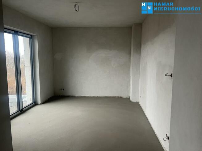 Przestrony bliźniak wśród nowej zabudowy