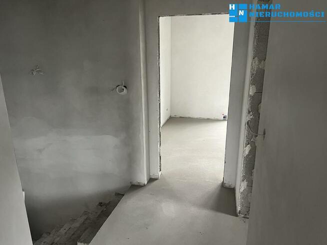 Przestrony bliźniak wśród nowej zabudowy