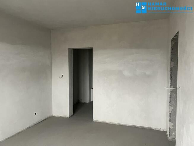 Przestrony bliźniak wśród nowej zabudowy