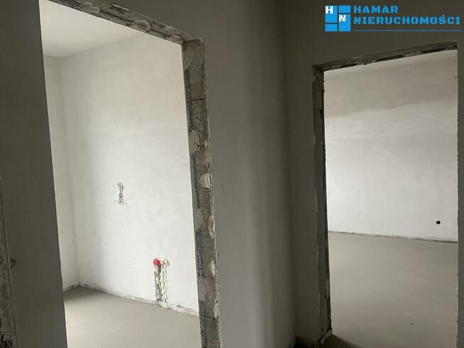 Przestrony bliźniak wśród nowej zabudowy