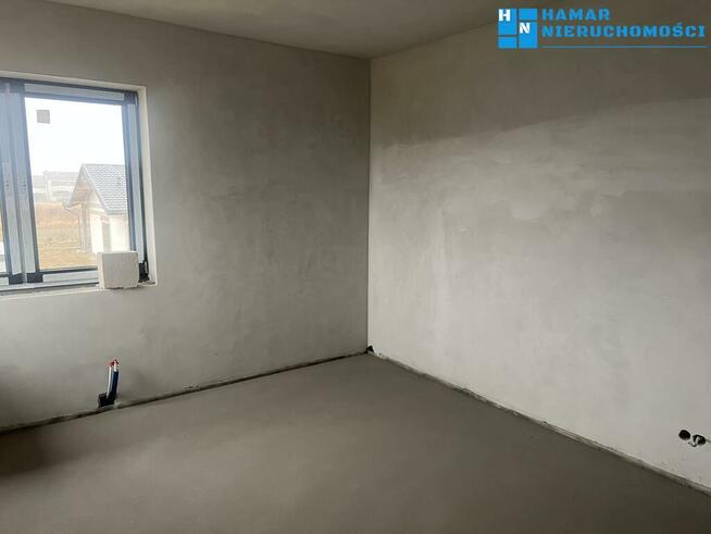 Przestrony bliźniak wśród nowej zabudowy