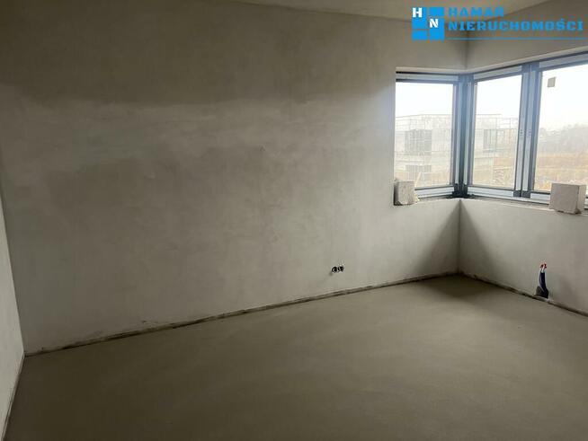 Przestrony bliźniak wśród nowej zabudowy