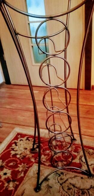 Stolik z miejscem na butelki